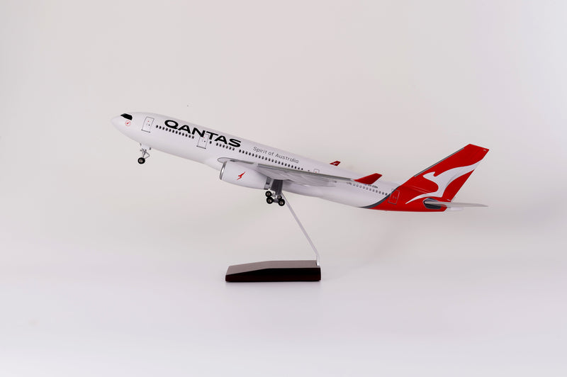 A330 Qantas - 1/135 scale - 47cm - 18.5 in - Aircraft model