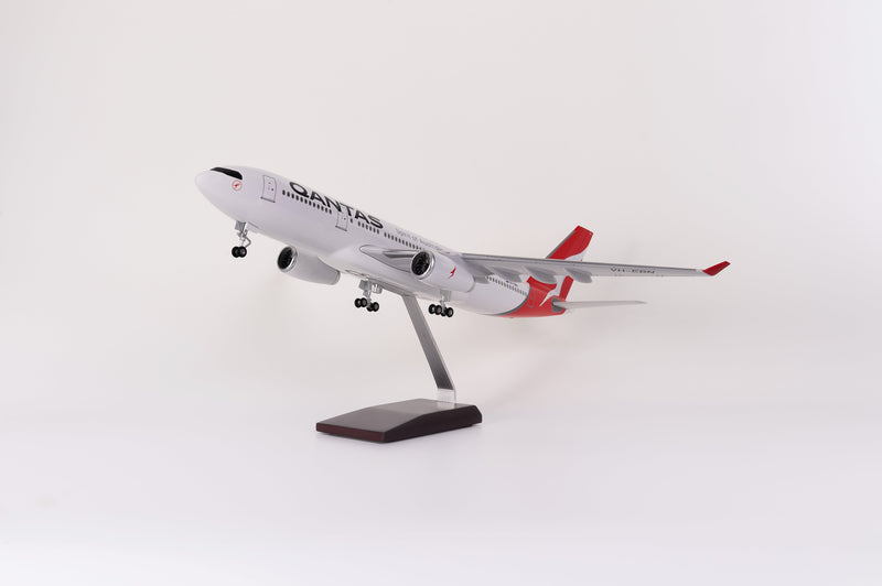 A330 Qantas - 1/135 scale - 47cm - 18.5 in - Aircraft model