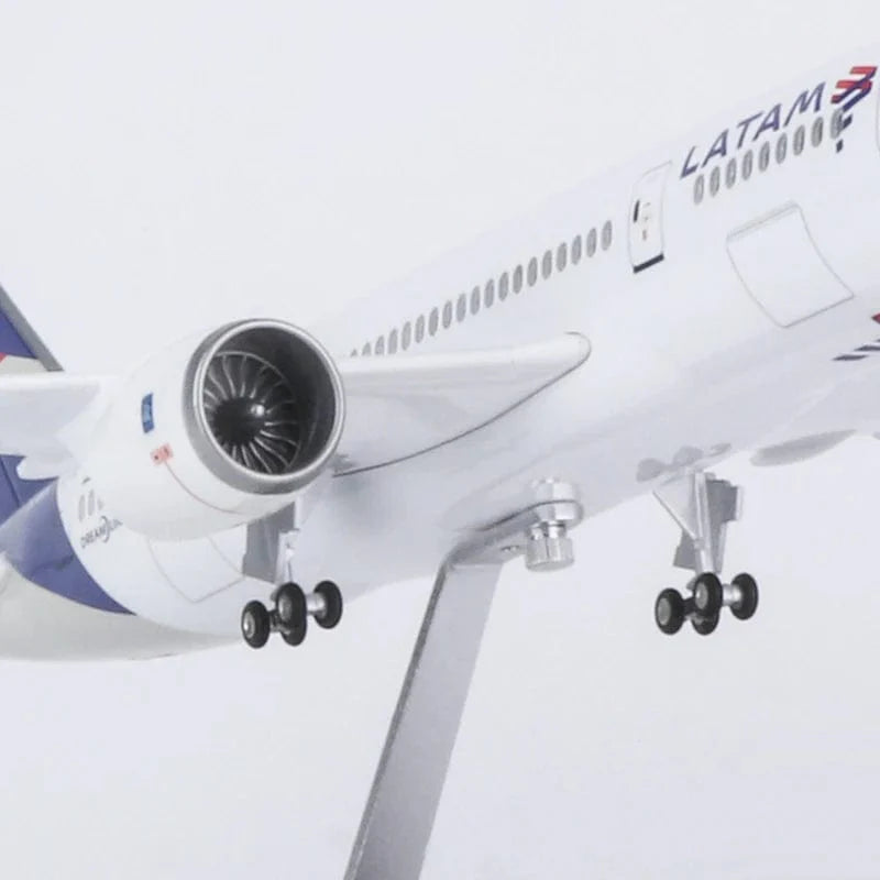 B787 LATAM - Escala 1/130 - 43cm - Avión a escala